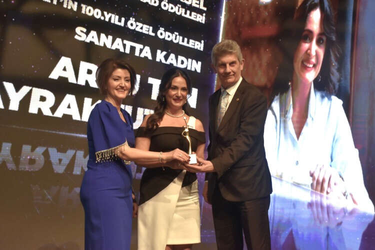YÜZÜNCÜ YIL ÖDÜLLERİ SANATTA KADIN ARZU TAN BAYRAKTUTAN