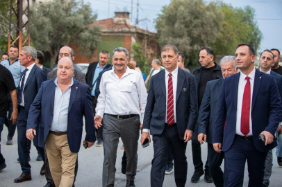 İzmir'de Başkan Tugay'dan ayakkabıcılara ziyaret