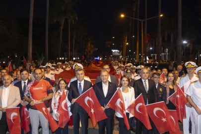 Başkan Seçer, Mersinlilerle ‘Bayrak Yürüyüşü’nde buluştu