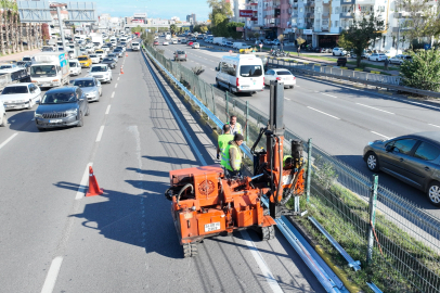 Antalya Gazi Bulvarı’nda otokorkuluk çalışması