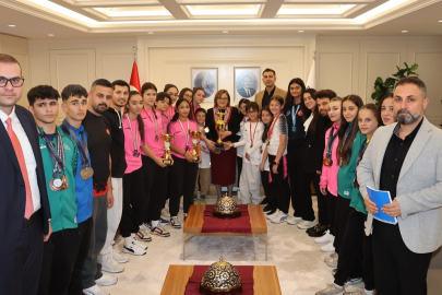 Gaziantep’in şampiyon sporcuları Başkan Şahin’i ziyaret etti