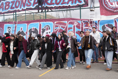 Keçiören’de üniversiteli Trabzonsporlulardan coşkulu horon festivali