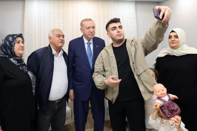 Cumhurbaşkanı Erdoğan'dan depremzede Karakuş ailesine ziyaret
