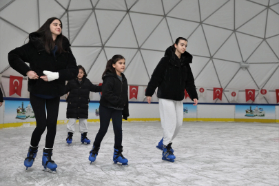 Ankara&nbsp;Keçiören’de sömestir eğlencesi gerçek buz pistinde