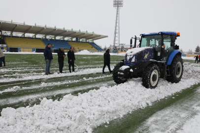 Ağrı’da müdür traktörle sahaya indi