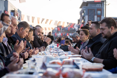 İzmir Çamdibi’nde binlerce kişilik iftar sofrası&nbsp;